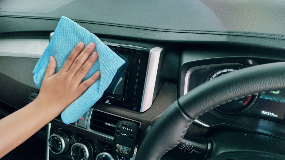 Mikrofiber bezle araç iç panelinin temizliği — temsili kullanım alanı